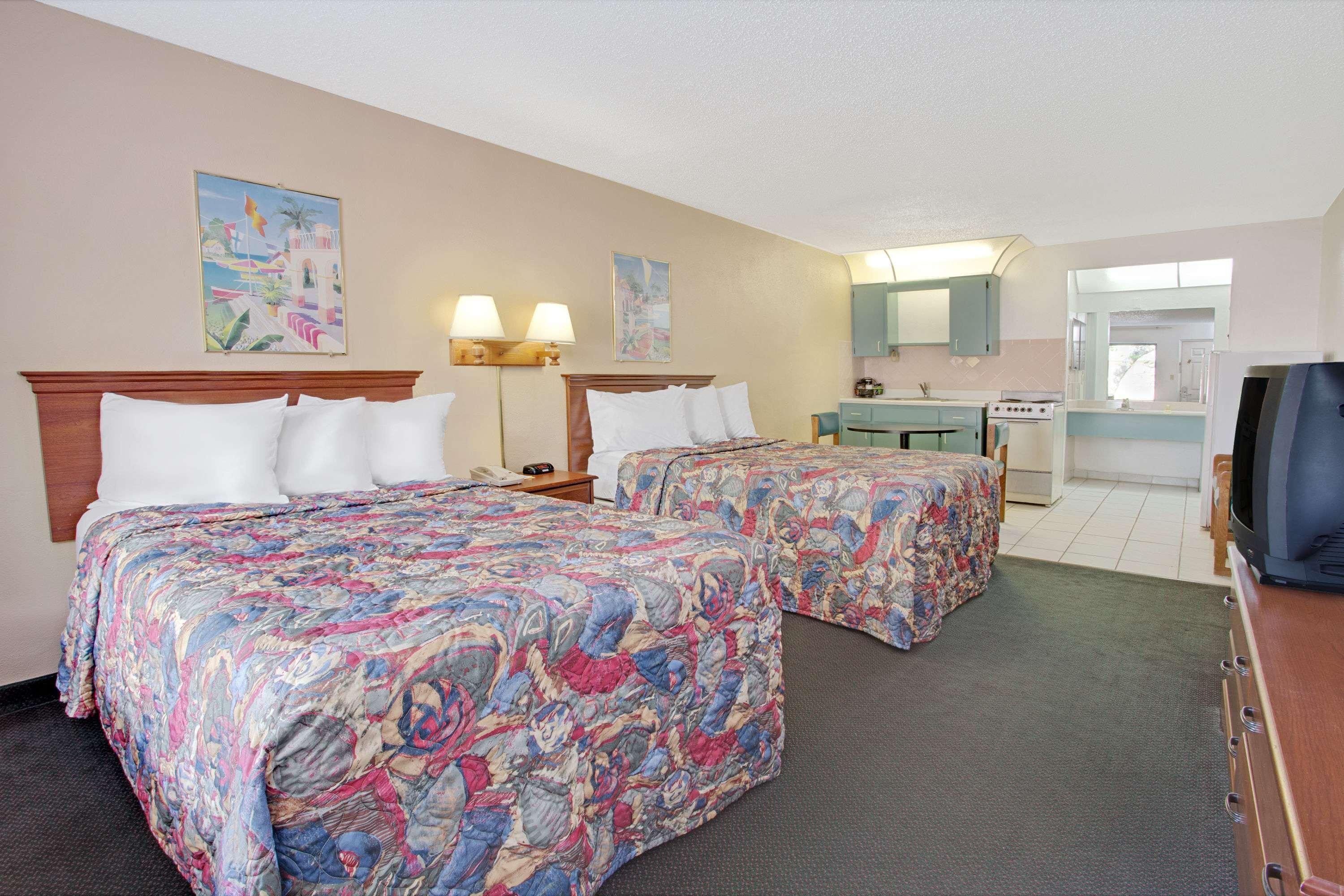 Days Inn By Wyndham Clearwater/Central Dış mekan fotoğraf