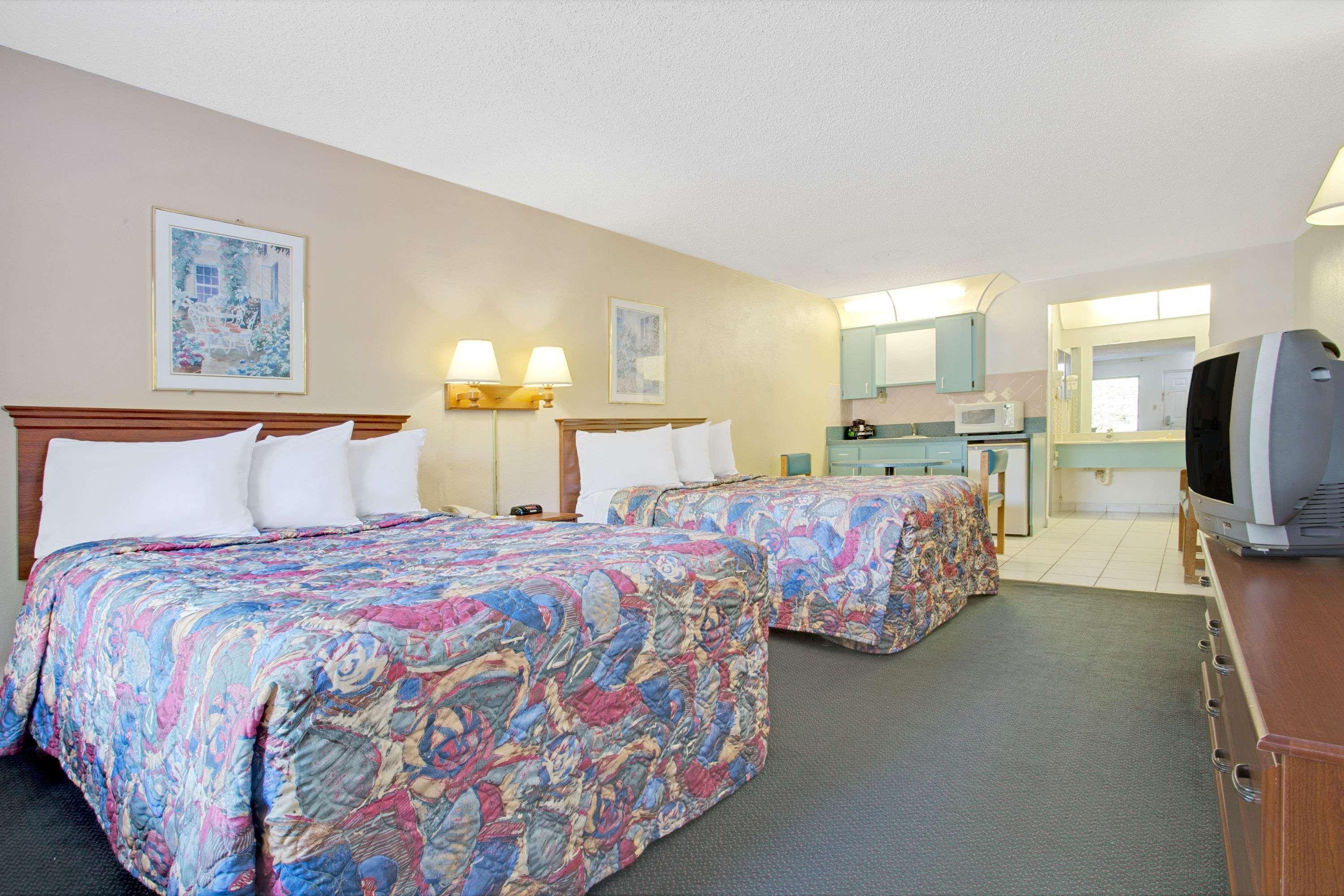 Days Inn By Wyndham Clearwater/Central Dış mekan fotoğraf